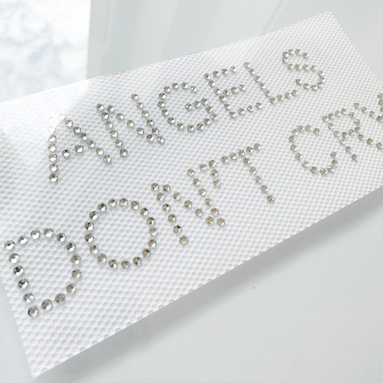 napis z cekinów angels dont cry.jpg