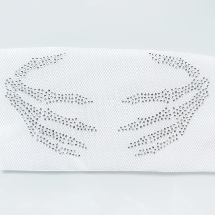 kryształki cyrkonie ręce obejmujące piersi.jpg