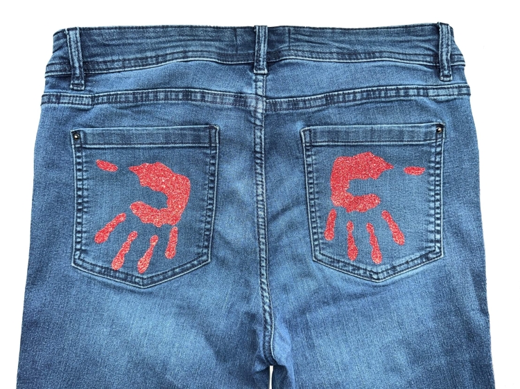 dłonie brokatowe krew.jpg