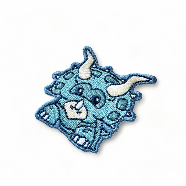 naszywka termo dinozaur niebieski rogi.png