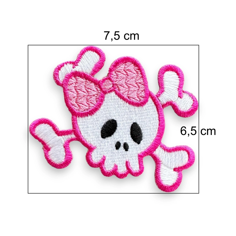 czaszka z koścmi różowa naszywka wymiary.png