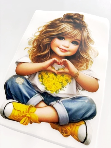 nadruk do naprasowania dziewczynka serce