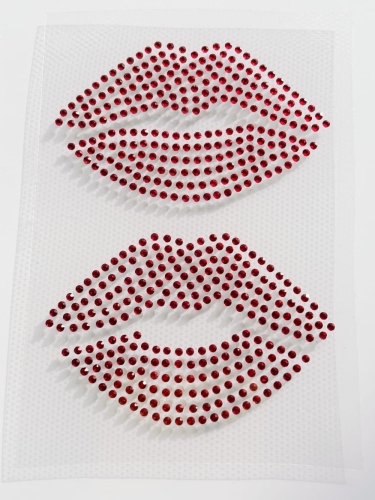 czerwone usta z kryształków.JPG