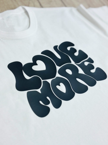 koszulka napis love more.JPG