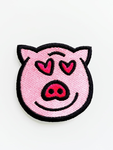 naszywka świnka z sercami.JPG