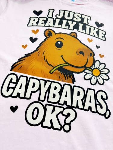 Kapibara z kwiatkiem.JPG